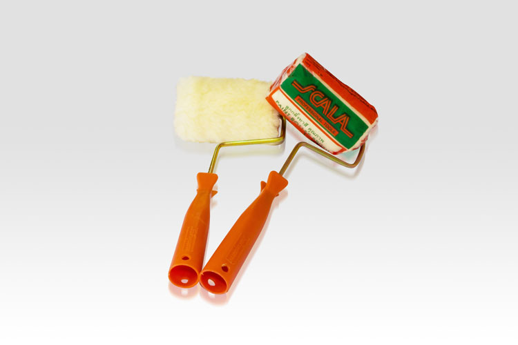 Paintbrush Roller 4” SCALA A paintbrush roller in 4” length. The handle made of orange plastic in standard quality. The fabric is in cream colour and made of a good quality acrylic. 
