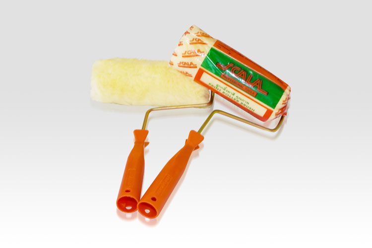 Paintbrush Roller 7” SCALA A paintbrush roller in 7” length. The handle made of orange plastic in standard quality. The fabric is in cream colour and made of a good quality acrylic. 