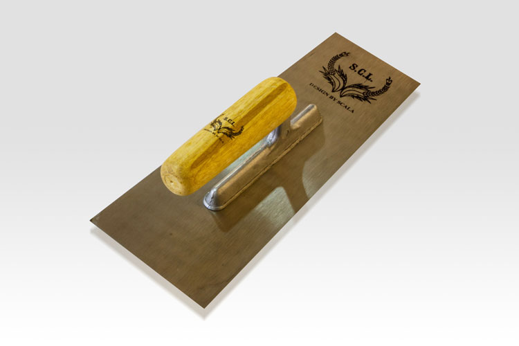 Plastering Trowel SCALA A plastering trowel made of SK5 carbon steel with a thickness of 0.6 mm. The handle is made of wood. The dimension of the trapezoid is at 25cm * 10cm * 8cm. 